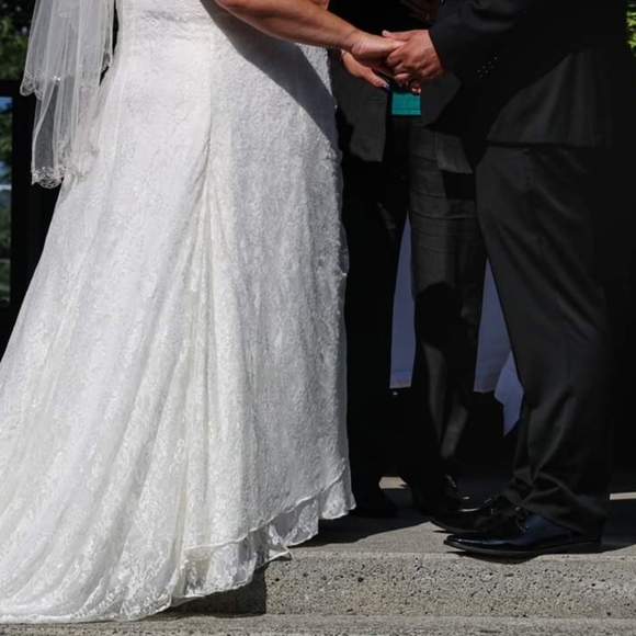 Plus size ivory lace wedding dress - Picture 3 of 8